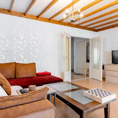 Homestay Digital Nomad Station: Work-ready Near Transit *