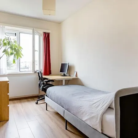 Homestay Digital Nomad Station: Work-ready Near Transit